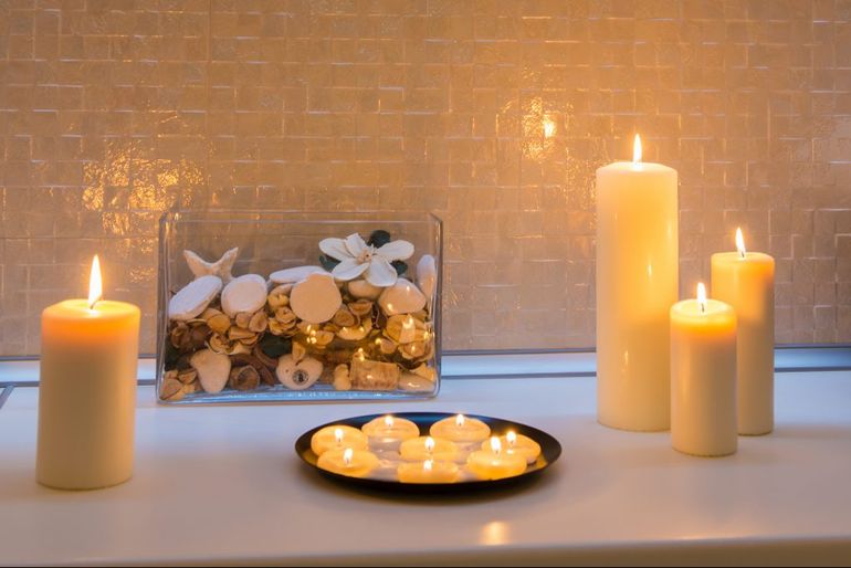 Zapálené sviečky v kúpeľni s voňavou arómou.
