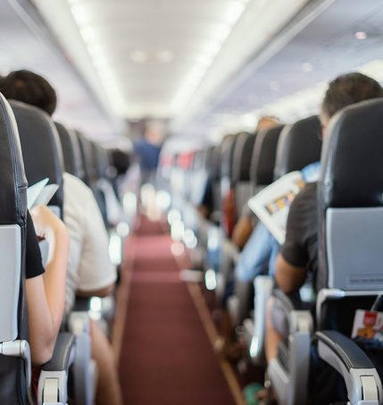 skupina ľudí sediacich na sedadlách v lietadle 