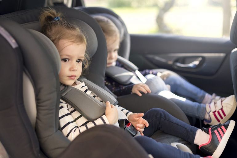 Deti v autosedačke.