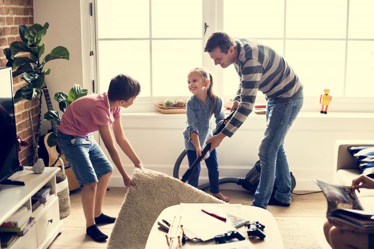 Otec s deťmi sa chystá na jarné upratovanie domácnosti.