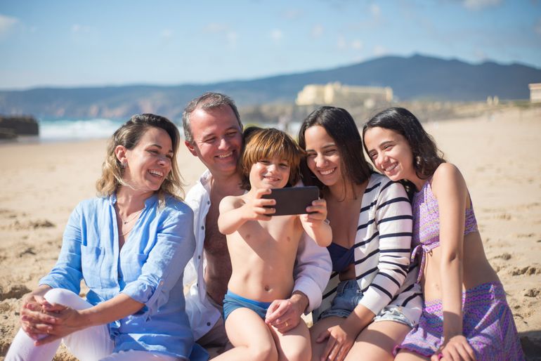 rodina sa fotí na pláži 