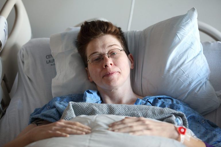 Žena po operácia v anestézii na nemocničnom lôžku.