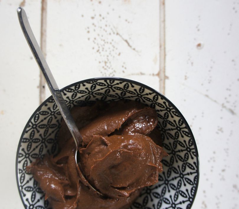 miska čokoládového pudingu s lyžičkou 