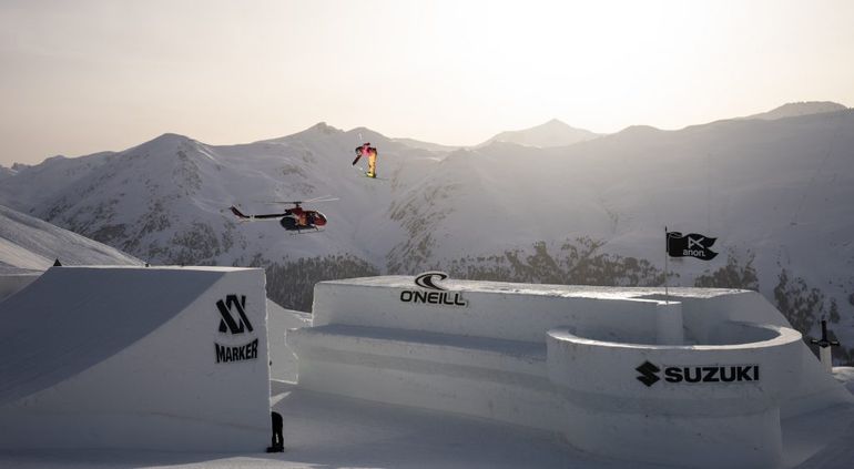 muž letiaci vzduchom pri jazde na snowboarde 