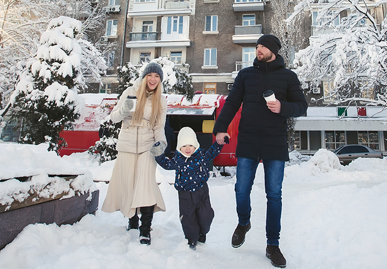 muž, žena a dieťa kráčajúci v snehu 