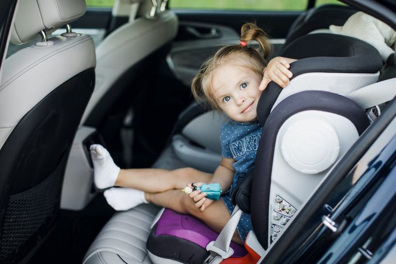 Dieťa v autosedačke na zadnom sedadle auta.